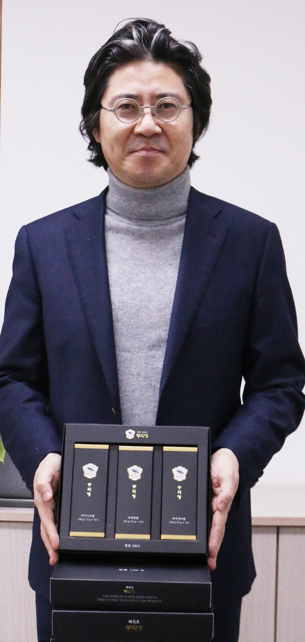 전남대 김재국 LINC+사업단장이 예비 사회적기업인 ㈜리디브의 제품을 보여주고 있다. 