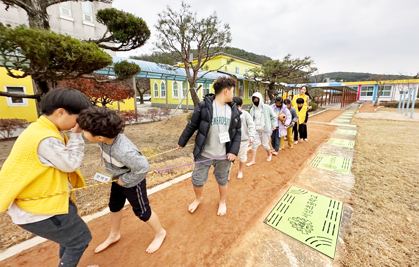 ▲생태 놀이 맨발걷기 프로그램에 참여한 어린이들이 밝은 표정을 짓고 있다.